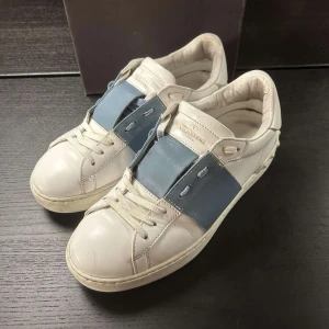 Valentino Open - Säljer dessa fina Valentino Open. I fint skick, runt 8/10. Storlek 39.5 men passar 0.5-1 storlek större. Låda och två extrasnören ingår! 