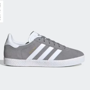 Gråa Gazelle skor - Säljer mina trendiga Gazelle skor då dom inte kommer till användning, använt typ 2 gånger så inte alls slitna! Nypris 830 men säljer för 400💗