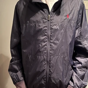 Polo Ralph Lauren jacka  - Säljer min polo Ralph lauren jacka eftersom den är för liten. Skick 8/10. Nypris runt 1800. Mitt pris 599. Killen på bilden är 178. Hör av er vid frågor eller funderingar 💸