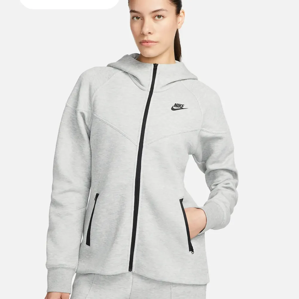 Jag säljer min gråa nice tech i storlek s i byxorna och s i hoodien. Har använts 2-3 gånger och ser ut som ny. Säljer hela settet för 700kr . Hoodies.