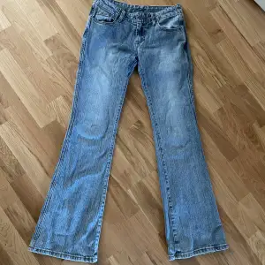 Lågmidjade 90tals bootcut-jeans från Brandy Melville i storlek S. Använda en gång och är som nya. Originalpris 499kr.