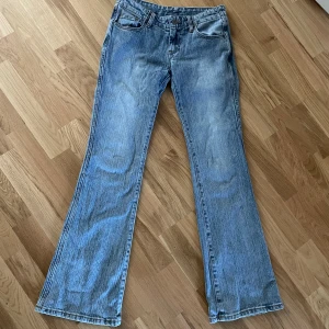 Lågmidjade bootcut jeans - Lågmidjade 90tals bootcut-jeans från Brandy Melville i storlek S. Använda en gång och är som nya. Originalpris 499kr.