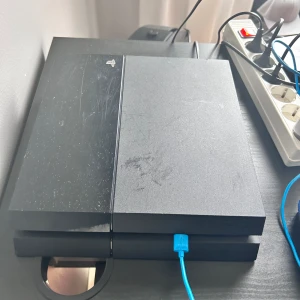 Playstation 4 (500gb) - Ett par repor. Konsollen och kontrollen funkar som de sla 