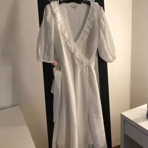 En vit klänning ifrån bubbelroom som är perfekt nu till skolavslutningarna! Den är endast använd en gång så i jätte fint skick!💕köpt för 500kr. 