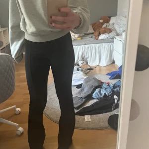 Utsvängda thights - Svarta utsvängda byxor med en insydd rand på, är för små för mig så Använder inte. 