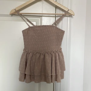 Topp - Super fin topp med volanger, oanvänd!