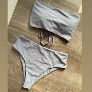 bandeau bikini set - I storlek (S) Säljer för 100kr ingen frakt❤️ Man kan justera där bak så att toppen passar. på bild nummer 2. Tar endast swish