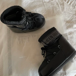Moonboots - Moonboots ”icon low glance” storlek 39-41. I princip i nyskick då dem är använda under en veckas tid. Nypris 2200:-