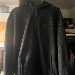 Hugo boss X Anthony Jousha tröja  - Bra skick, knappt använd och är storlek M. Tröjan är ganska lång i längden  Pris kan diskuteras 