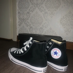 Converse - Säljer ett par svarta converse strl 37,5 helt nya med låda, aldrig använda passar inte därför jag säljer dom. Säljer för 650kr