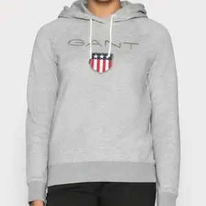 Denna Gant hoodie är både fin och bekväm🧸, både tjejer och killar kan ha den✨ har använts ungefär 2 gånger och ser ut helt som ny🤩 köptes för 1200kr man kan även få med påsen🥂
