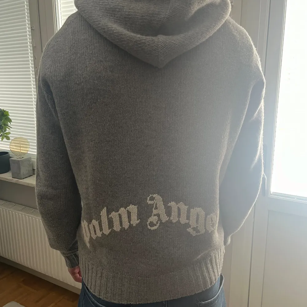 Tjena! Säljer denna snygga diskreta Palm Angels hoodie. Köpt på NK i Stockholm. Använd ett fåtal gånger så den är i väldigt fint skick! Som ny. Bara att höra av sig vid frågor!. Hoodies.