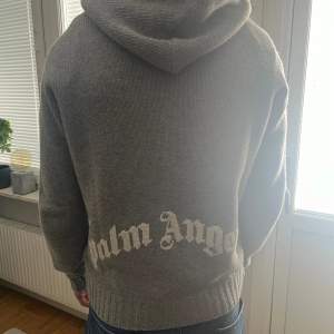 Tjena! Säljer denna snygga diskreta Palm Angels hoodie. Köpt på NK i Stockholm. Använd ett fåtal gånger så den är i väldigt fint skick! Som ny. Bara att höra av sig vid frågor!