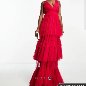 Balklänning  - Intressekoll på denna fina balklänning, helt ny med lapp kvar! Slutsåld på hemsidan, fler bilder finns om så önskas! 