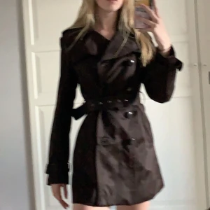 Kappa/kostym - Säljer denna jätte fina jackan som inte längre kommer till användning. Den är i en jätte fin mörk brun färg och i jätte fint skick då den endast är använd på bilden i annonsen. Skriv för fler bilder 🫶🏻