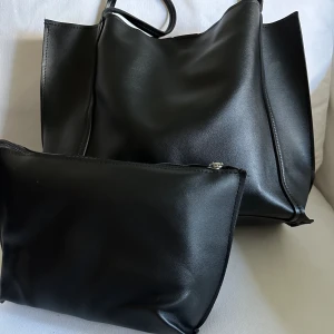 Tote bag - En helt ny väska,oanvänd komplett med en dammpåse för förvaring. 