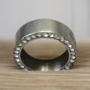 Ring från bud to rose  - Ring från bud to rose i stainless steel Storl M Bredd 7 mm Svart text som det står eternity Ask medföljer inte Katt finns i hemmet 