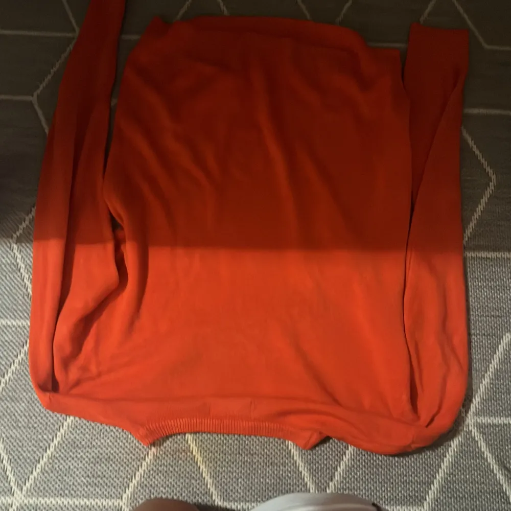 Orange sweater väldigt nice passar som storlek m-s som ny pris kan diskuteras . Hoodies.