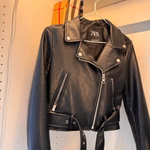 Jacka - Fin skinnjacka från zara som inte kommer till användning pga att jag bytt stil. Köpt för 599kr, säljer den för 350kr. Nyskick.💘