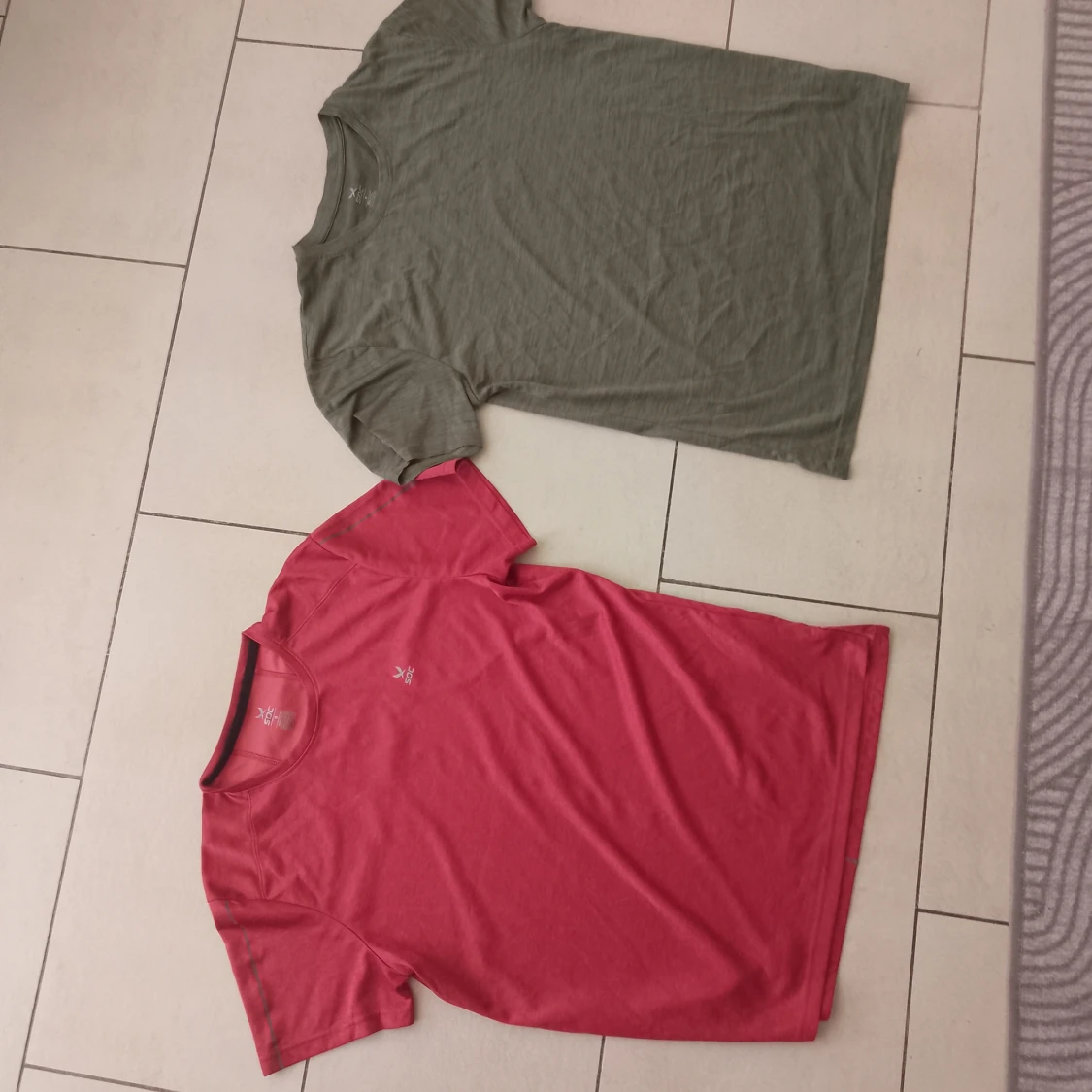 2st Soc sportswear tränings-tröjor i färger grön och röd.