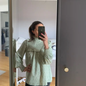 Blus med puffärm - Fin grönblommig blus med puffärmar och hög krage upptill💚 i strl 36, men funkar absolut för 34 och 38 också! 
