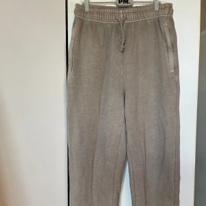 Mjukisbyxor  - Aldrig använda. Fickor med dragkedja. 