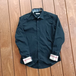 Burberry skjorta  - Svart Burberry skjorta i storlek M. Bra skick. Nypris: ca 5000 kr Vårat pris: 749 kr. Priset går att diskutera 