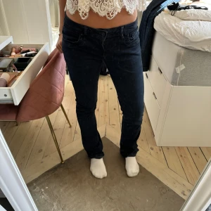Svarta/mörkblåa Ltb jeans - Svarta ltb jeans (elelr mörk mörkblåa) I storlek 28/34! Lågmidjade o bootcut. Nyskick då jag aldrig använt dom. Slutsålda och nypris typ 899kr!✨Passar mig som vanligtvis har 24-26/34 i storlek, är 170💖 MIDJEMÅTT:37cm rakt över INNERBEN:84cm 