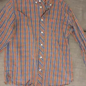 En rutig Fred Perry skjorta i väldigt bra skick 9/10. Har bara används några gånger. Ny pris är ca 1700 kr men går att hitta för 1100 kr så mitt pris är 15å kr. Storlek L