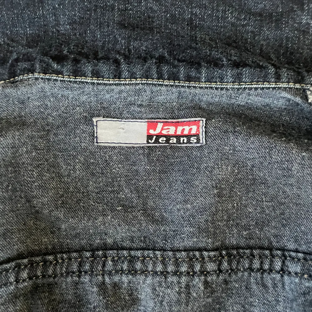 Jeans jacka från jam jeans. I bra skick och väldigt fin på. Det står ingen storlek på denna men skulle gissa på ungefär en 36/38 eller S. Skriv vid fler frågor eller bilder. (Pris går att diskuteras) 💙. Jackor.