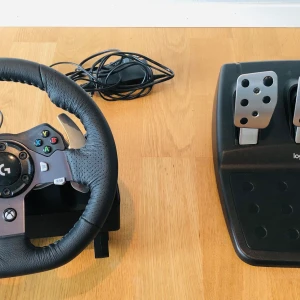 Ratt och pedal Xbox  - Hej! Säljer denna ratt & pedal som är till Xbox. Väldigt bra skick, inga defekter alls. Köpt för: 2690kr Säljes för: 1500kr Priset är inte hugget i sten, bara att höra av er vid funderingar!