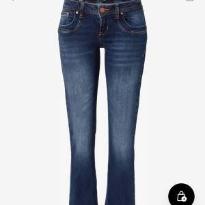 Lågmidjade boocut jeans från Itb i modellen valerie. Frakten står köparen för skriv gärna vid frågor!