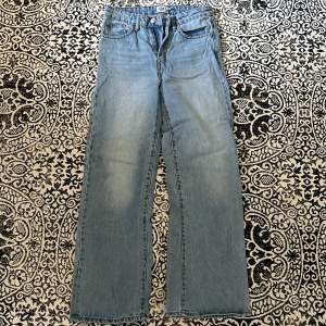 Ljusa jeans från Lager 157, knappt använda och i fint skick. Modell: Boulevard. Strl S. Loose fit vid benen.