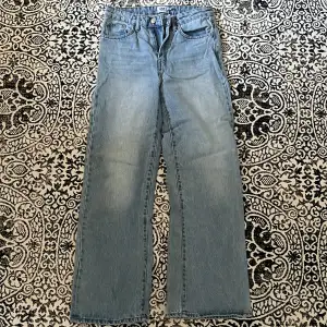 Ljusa jeans från Lager 157, knappt använda och i fint skick. Modell: Boulevard. Strl S. Loose fit vid benen.
