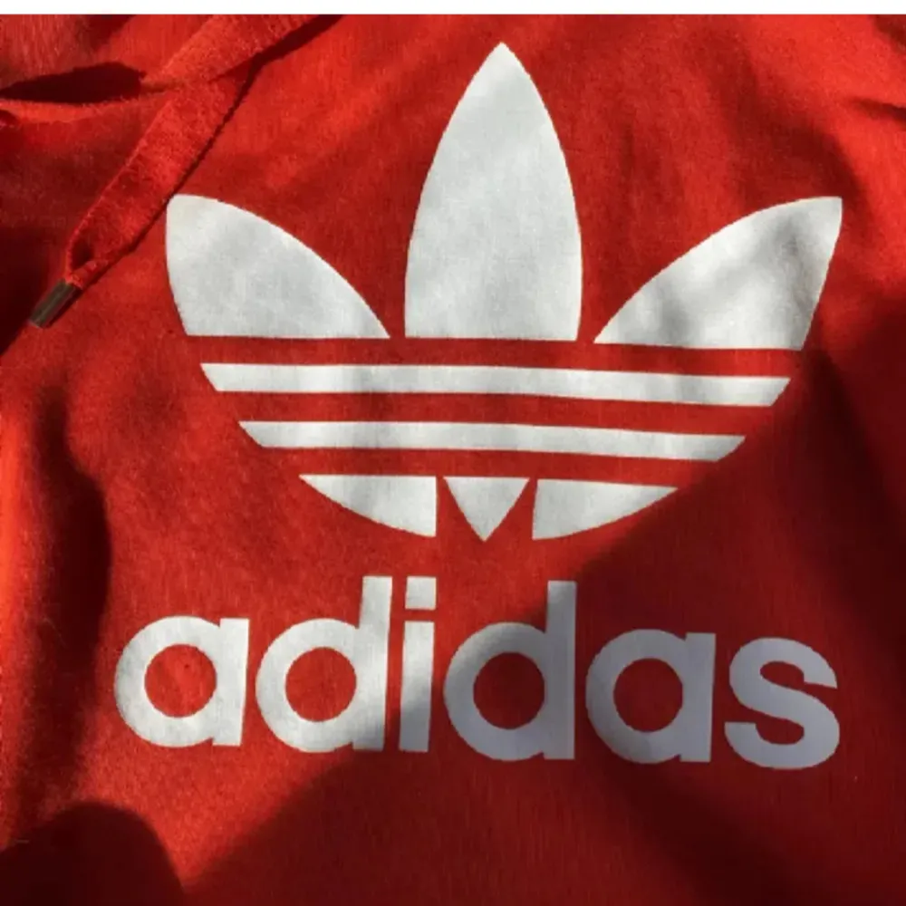 Röd hoodie från Adidas, stl XS, oversized, använd få gånger så den är nästan i nyskick, nypris 700kr. Hoodies.