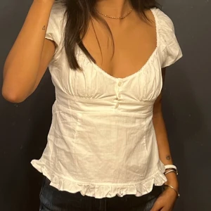 brandy melville blair cotton top - den klassiska blair toppen från brandy melville!!! sötaste ever, jättebra skick och inga fel, använd typ 5ggr av mig. skriv för frågor 💘priset är fast