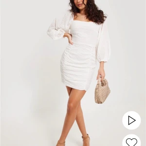 Studentklänning  - Superfin klänning från Nelly, perfekt till studenten! Prislapp kvar, endast testad!❤️pris kan diskuteras😊