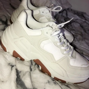 Sneakers - Sneakers från Bershka! Aldrig använda.💓