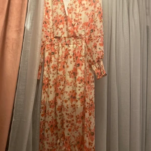 Fin blommig klänning - Den är i stolen 42 och perfekt för sommaren då den är lätt och tunn. Har änvänt den en gång och köpte för 400kr