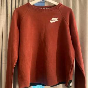 En vinröd Nike tröja som är jättemysig men säljer då den är för stor för mig ❤️