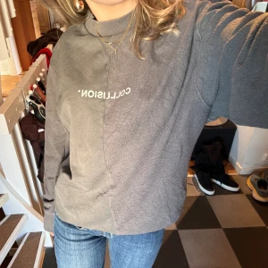 Grå sweatshirt  - Säljer eftersom att jag aldrig får användning för den, texten är ganska sliten( kan skicka bild om det önskas) (halva sidan är ut och in, där av olika material)