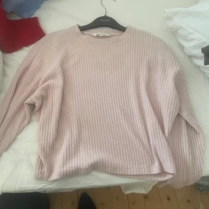 Tröja - En ljusrosa tröja som är ribbad och är ifrån HM. Super fin 