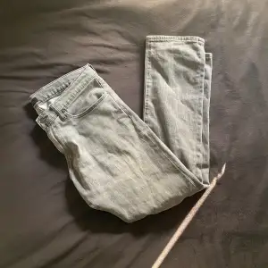 Snygga och svala jeans inför sommaren! Skick 10/10, Från Ralph Lauren, authentikerat i bilderna. Modell sullivan slim, Storlek 33/32. 