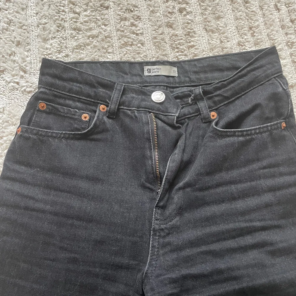 Svarta jeans från Gina tricot i storlek 32. Dom är i ett perfekt skick och färgen är bra trots att det är svarta jeans. Dom är lite korta för mig och jag är 170 så skulle säga att man ändå ska vara 165 eller kortare 🥰. Jeans & Byxor.