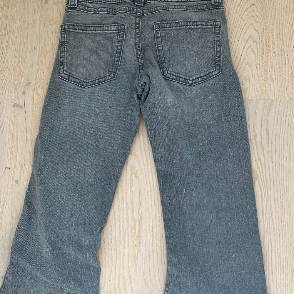  Vad snygga lågmidjade jeans från Gina jättebra skick storlek 152 . Jeans & Byxor.