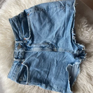 Jeansshorts från BikBok - Blå jeansshorts från BikBok i storlek xs. Väldigt fina men alldeles för små för mig. Dessutom är dom knappt använda då jag inte brukar använda shorts ❤️
