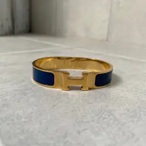 Hermes armband i färgen guld och blå, damstorlek. Hör av dig vid frågor eller bud 