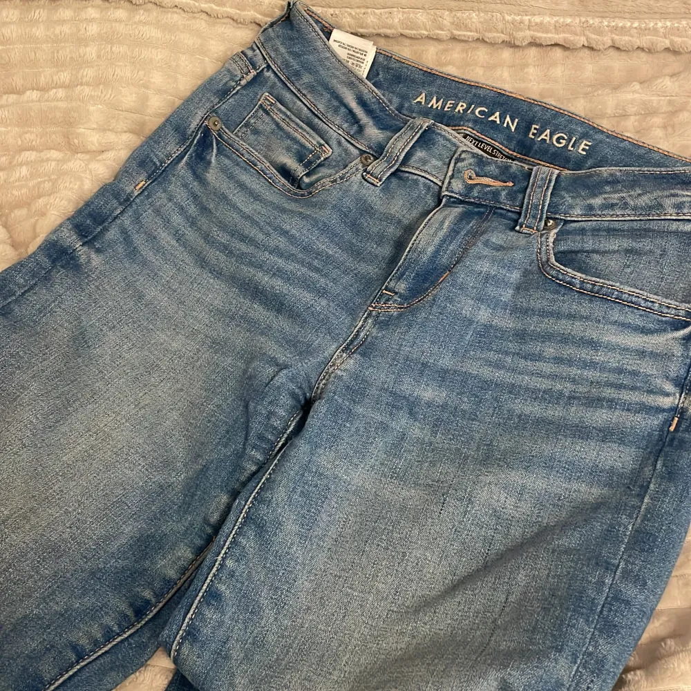 Dessa är från american eagle, fina lågmidjade bootcut jeans. Dess kvalite är jätte bra och stretchig. Jag valde att sälja dessa eftersom de inte passar längre. Är inte så använda och köpta för runt 400kr. Storleken sägs ej men skulle säga S. . Jeans & Byxor.