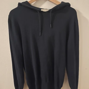 Stickad tröja  - Tja säljer nu denna luvtröja gjord av cashmere som ej kommer till användning nånting mer.