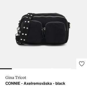 Säljer denna fina väska ifrån Gina tricot, väskan är i bra skick och man får med längre band till väskan 💕  Original priset är 349 kr men jag säljer den för 200 kr🤩